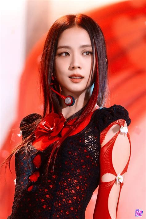 jisoo flower dance outfit.